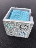 Carré lingettes démaquillantes fleurs turquoise - 30 € - Boîtes
