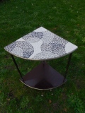 Guéridon en coin  - 95 € - Guéridons